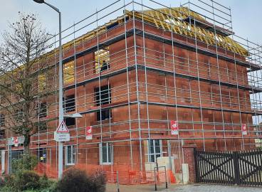 Échafaudage maison brique en construction