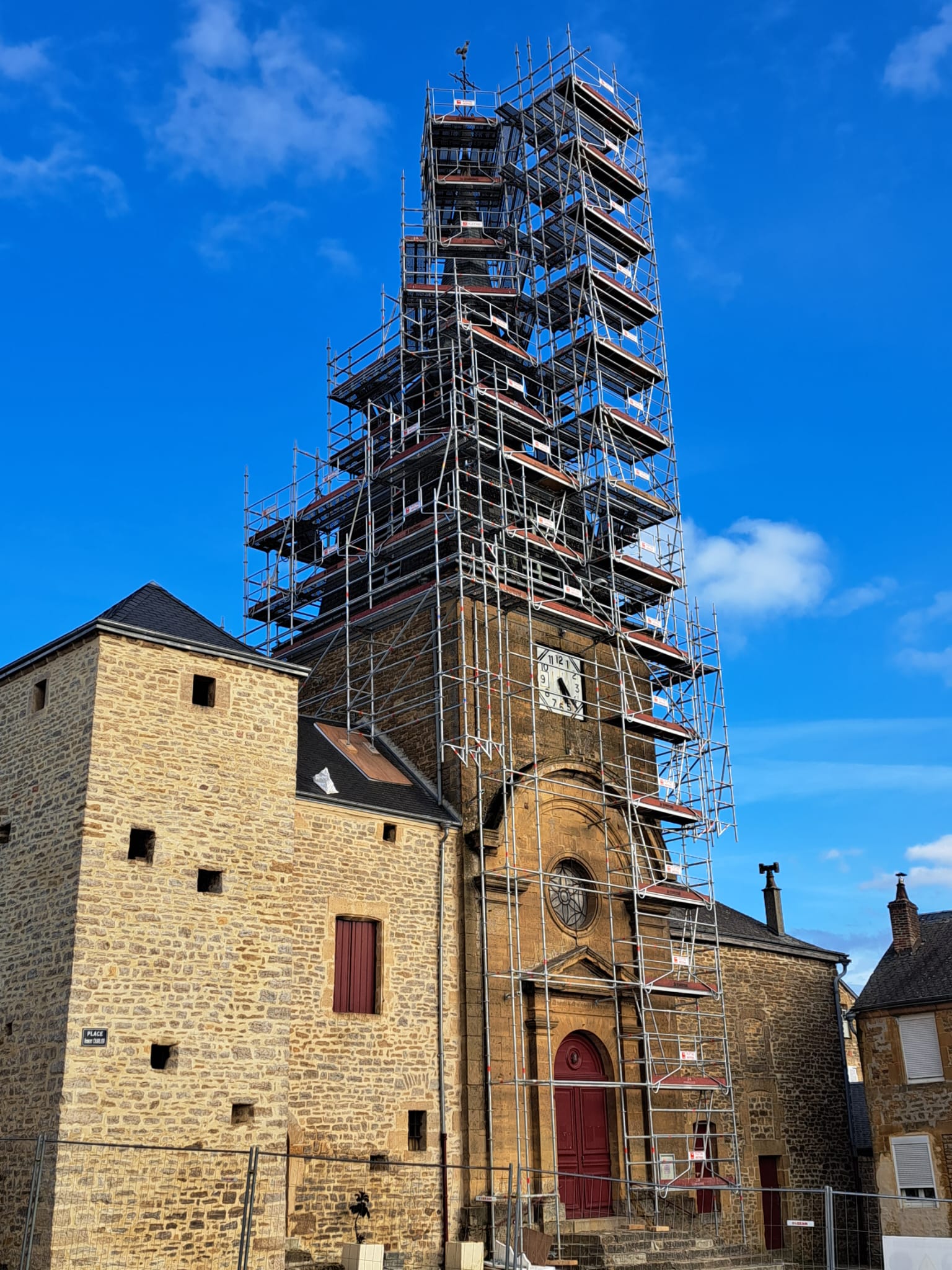 Clocher église échafaudage ciel bleu