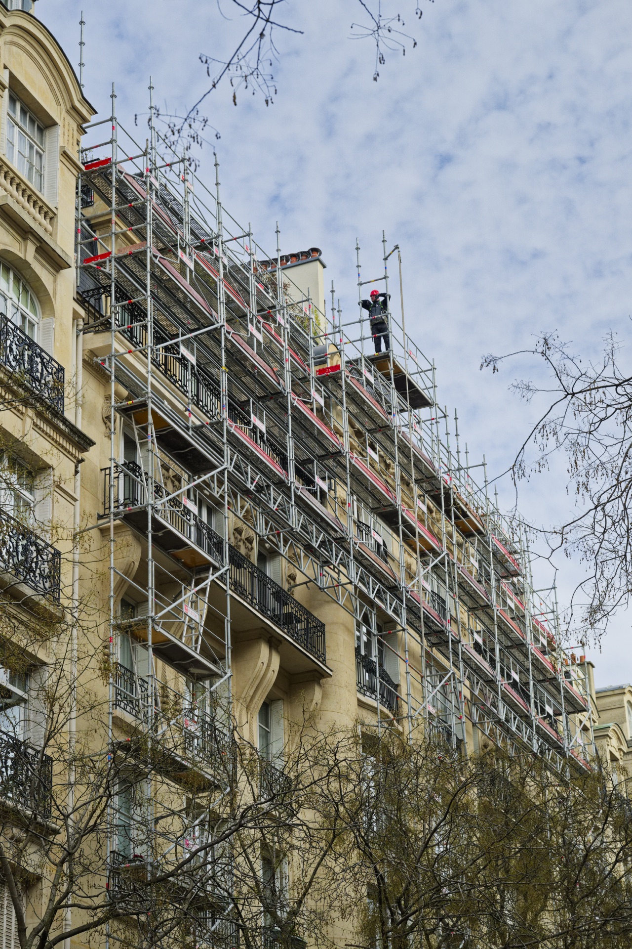 Ouvrier façade haussmannienne Paris 16e