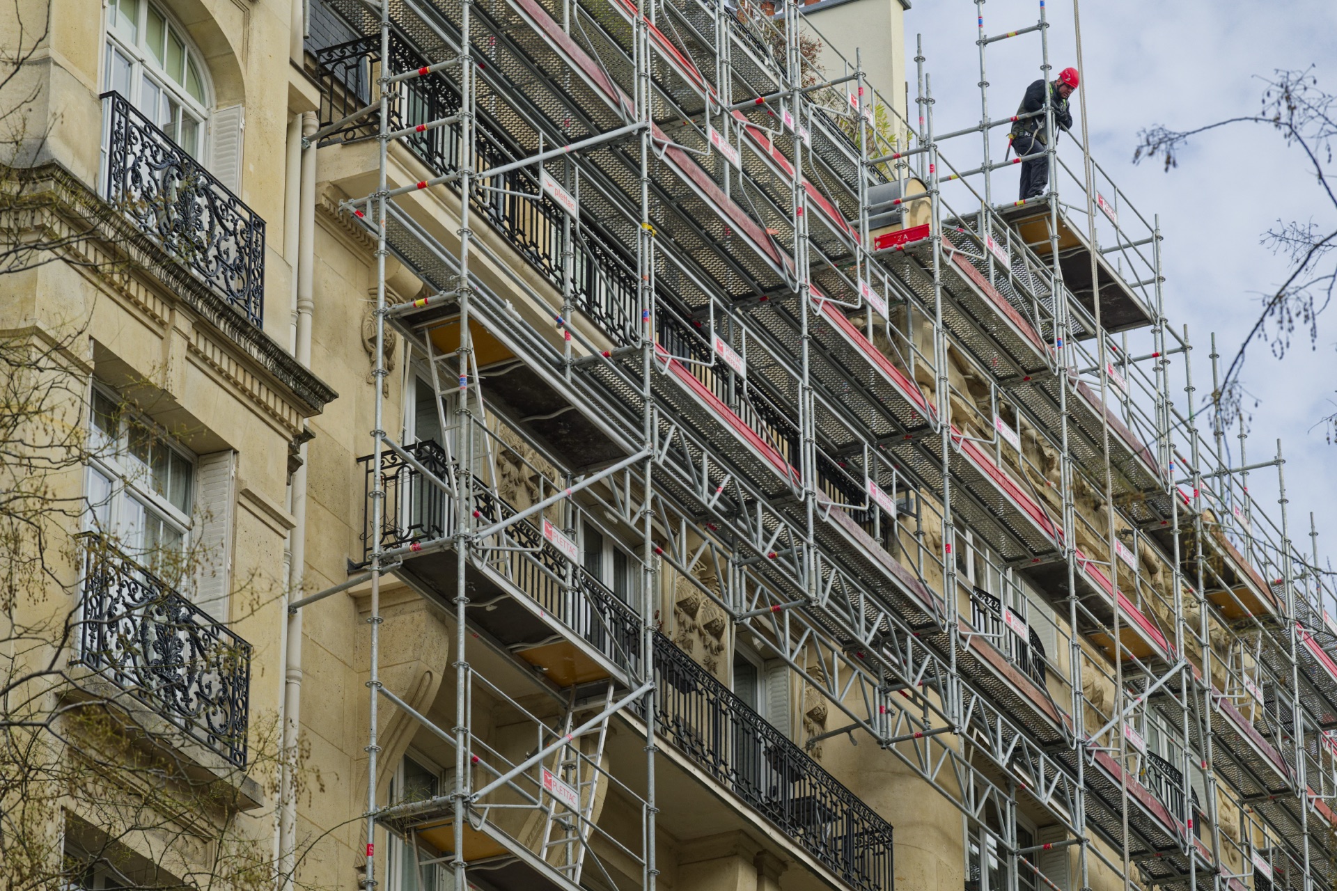 Ouvrier façade haussmannienne